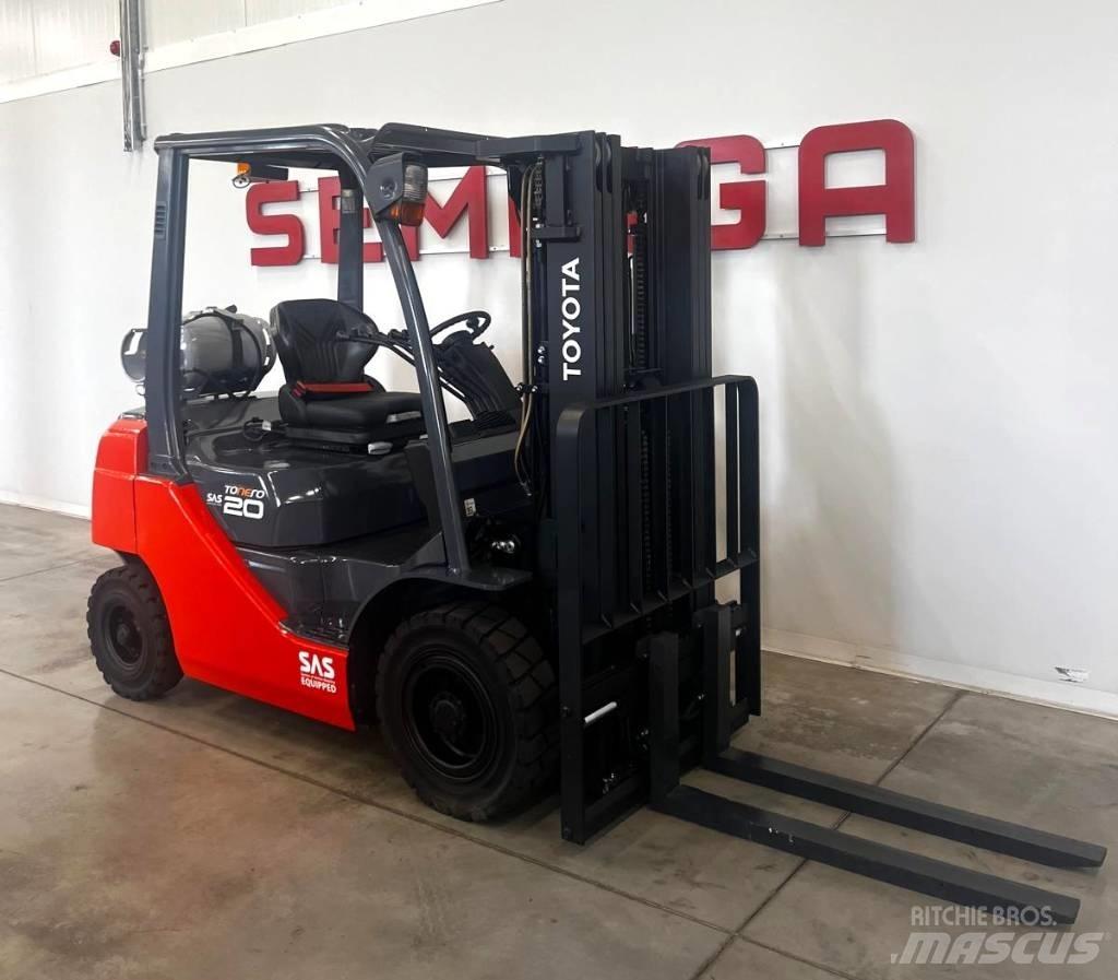 Toyota 10831 8FGF20 Камиони с АГУ