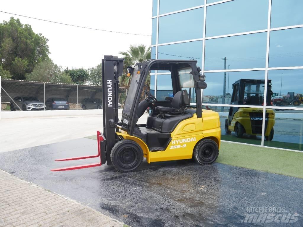 Hyundai 25 D-9 Дизелови камиони