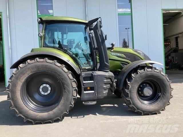 Valtra T 235 Versu Трактори