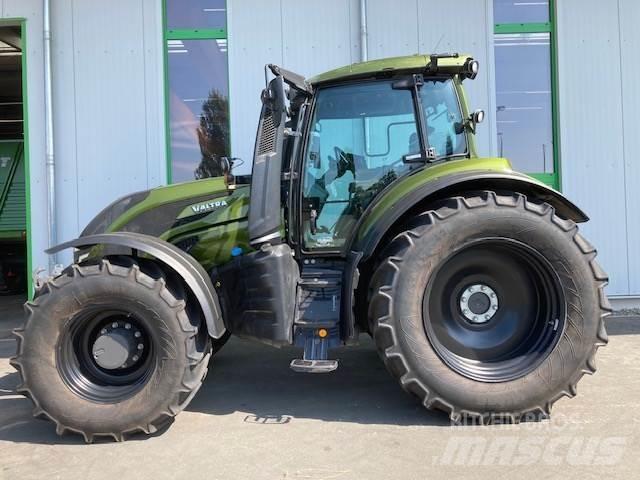 Valtra T 235 Versu Трактори