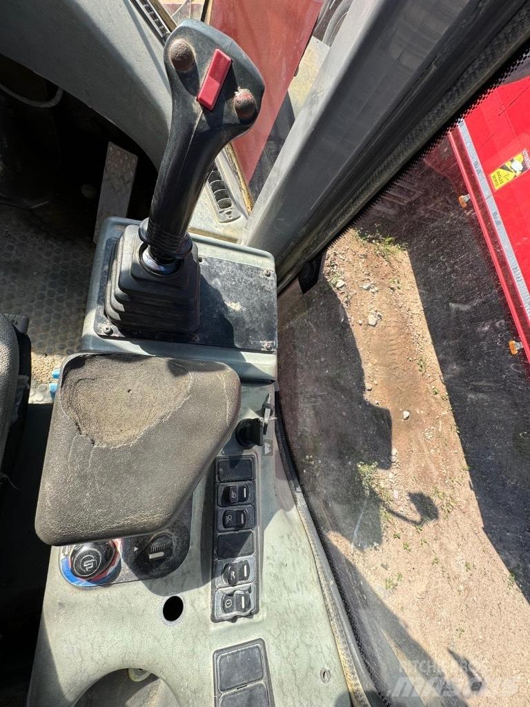 Hitachi LX 210 E Колесни товарачи