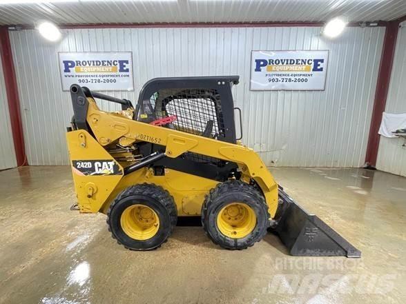 CAT 242D Мини товарачи
