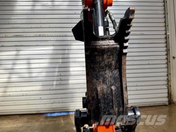 Kubota M62 Товарач със заден ексватор