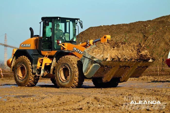 CASE 921 F Колесни товарачи