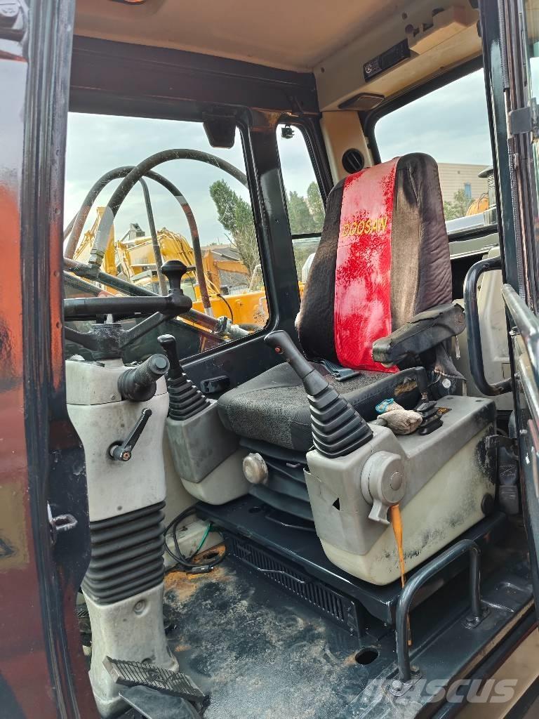 Hyundai r210w-9 Колесни екскаватори