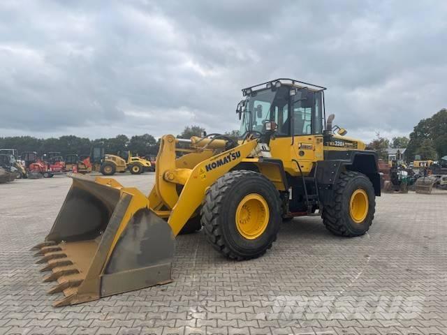 Komatsu WA 320 Колесни товарачи