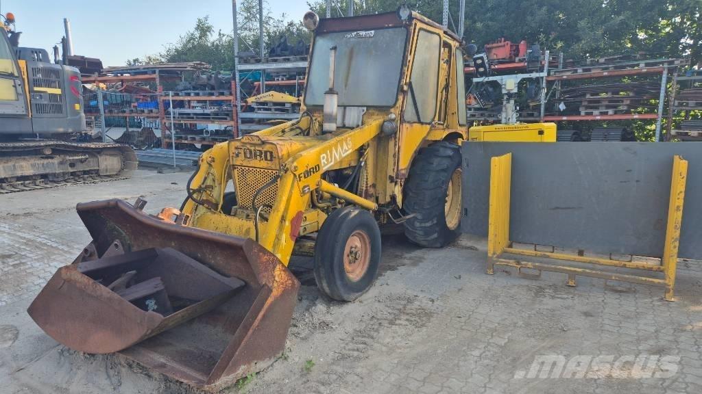Ford 4500 Товарач със заден ексватор