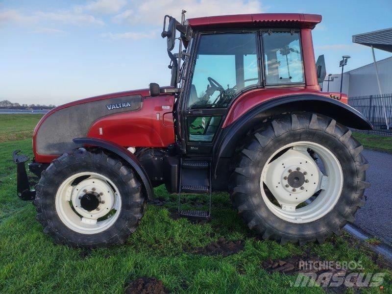 Valtra M 130 Трактори