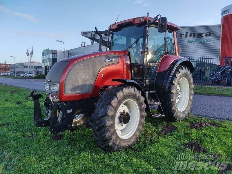 Valtra M 130 Трактори