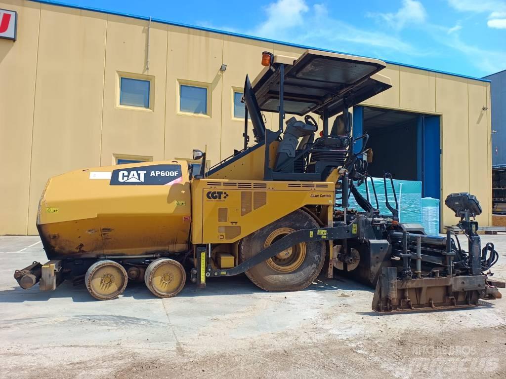 CAT AP 600F Машини за асфалт