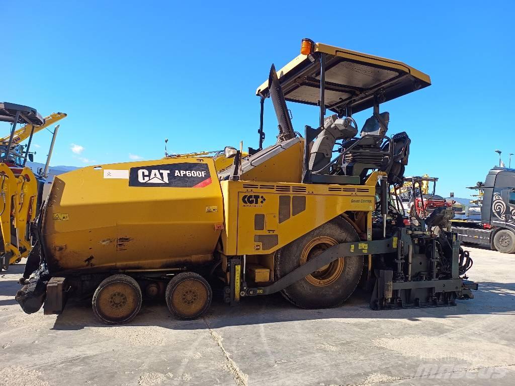 CAT AP 600F Машини за асфалт
