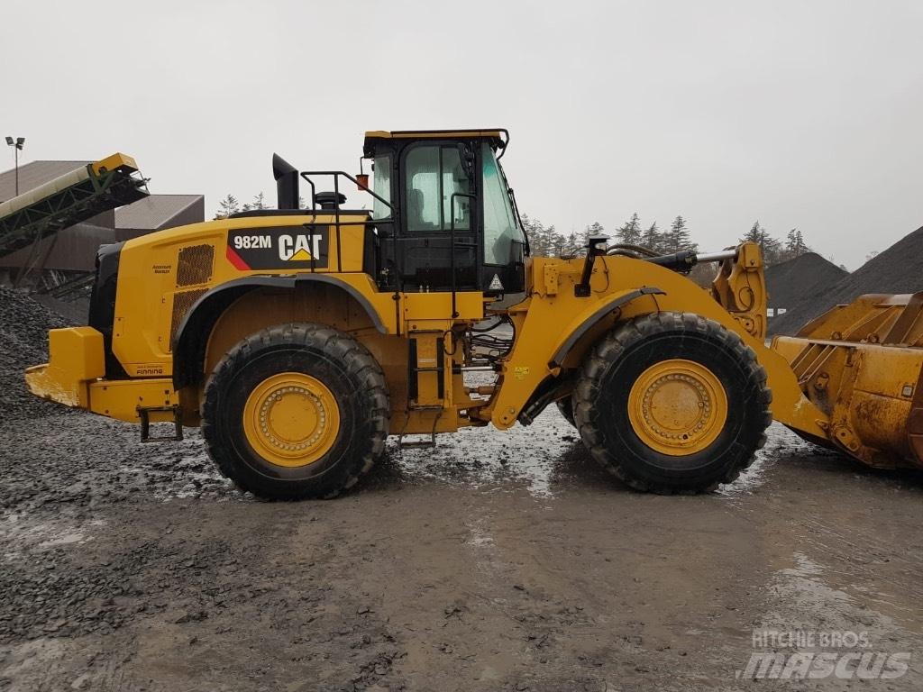 CAT 982m Колесни товарачи