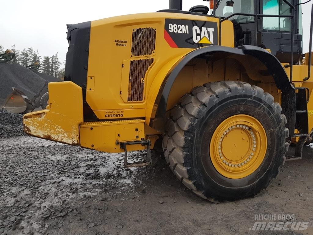 CAT 982m Колесни товарачи