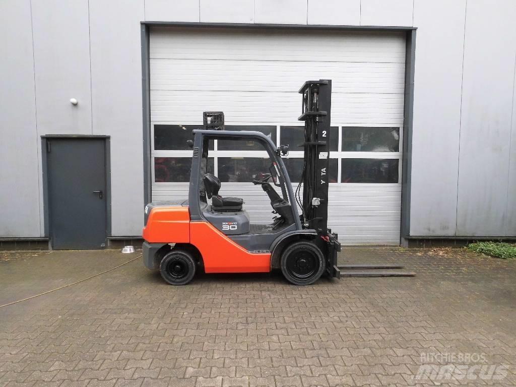 Toyota 02-8 FD 30 Дизелови камиони