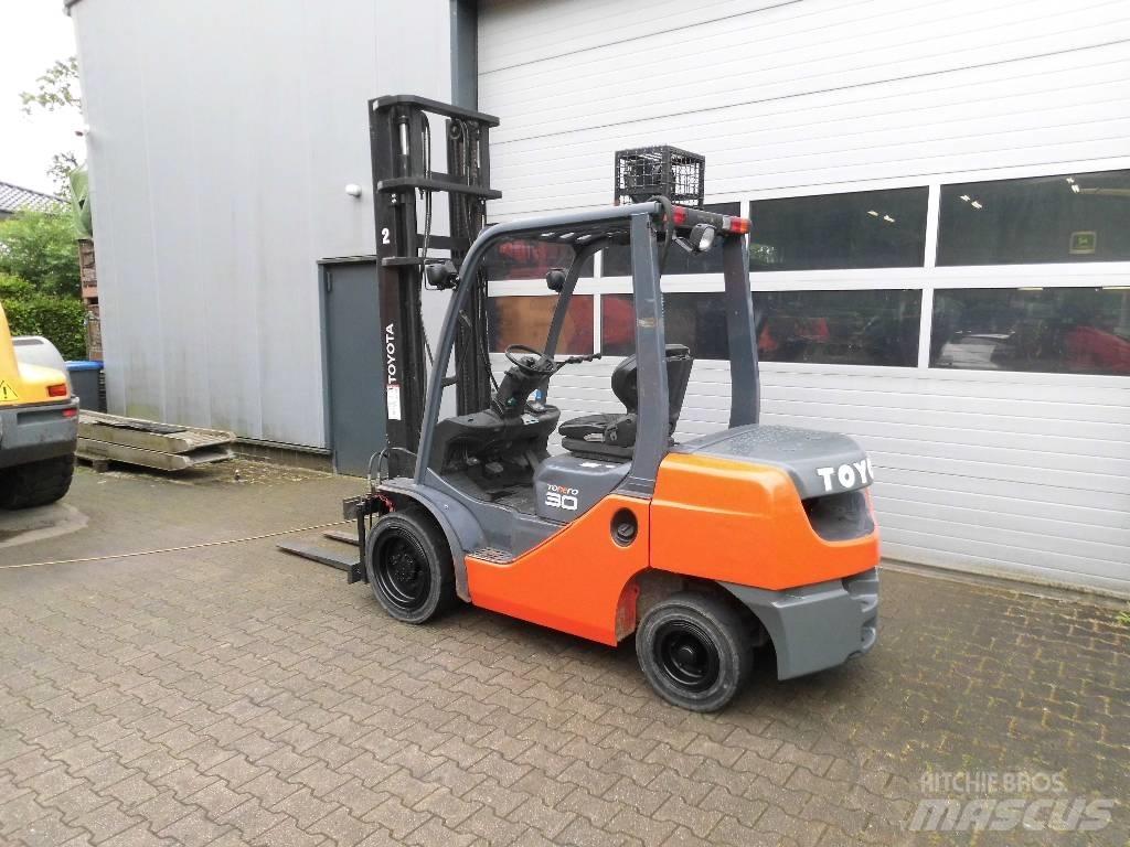 Toyota 02-8 FD 30 Дизелови камиони