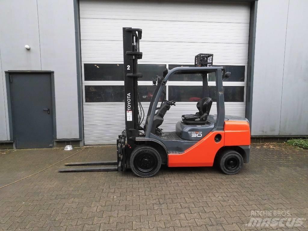 Toyota 02-8 FD 30 Дизелови камиони