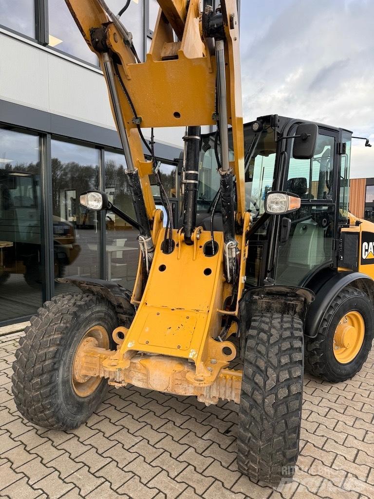 CAT 906M Колесни товарачи