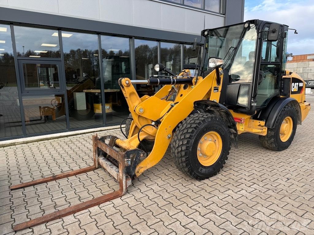 CAT 906M Колесни товарачи