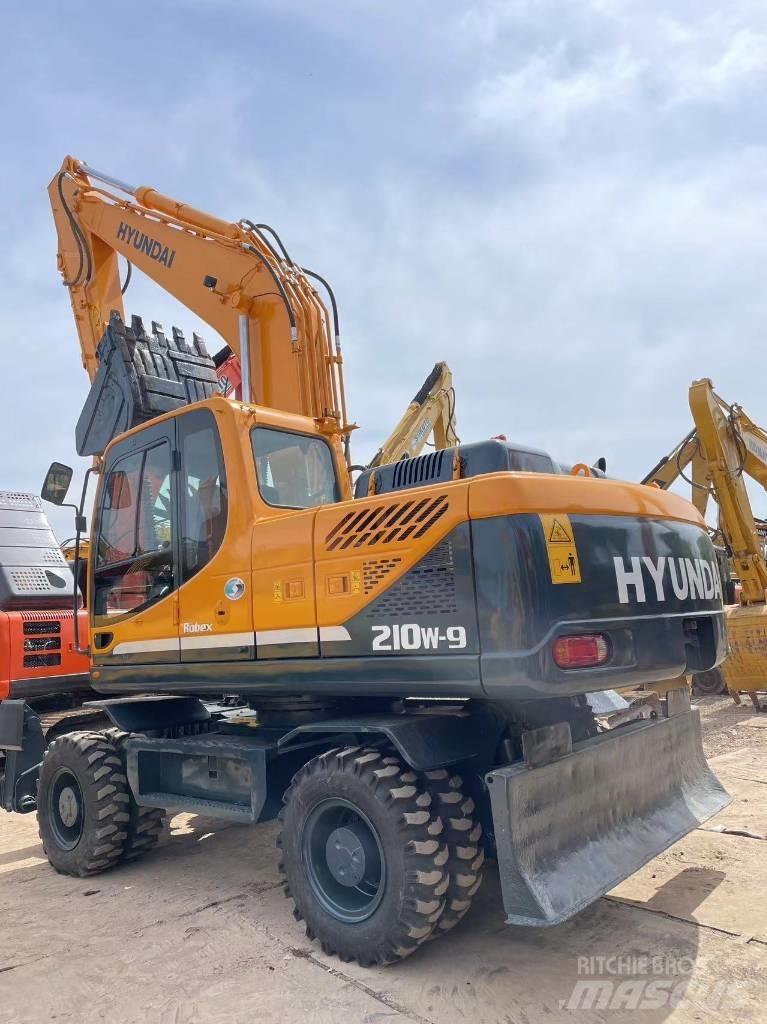 Hyundai R210W-9 Колесни екскаватори