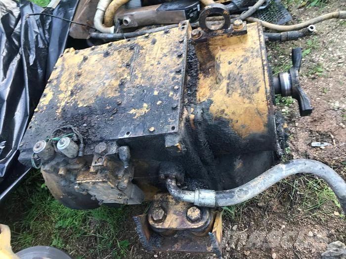 CAT 763 Предаване