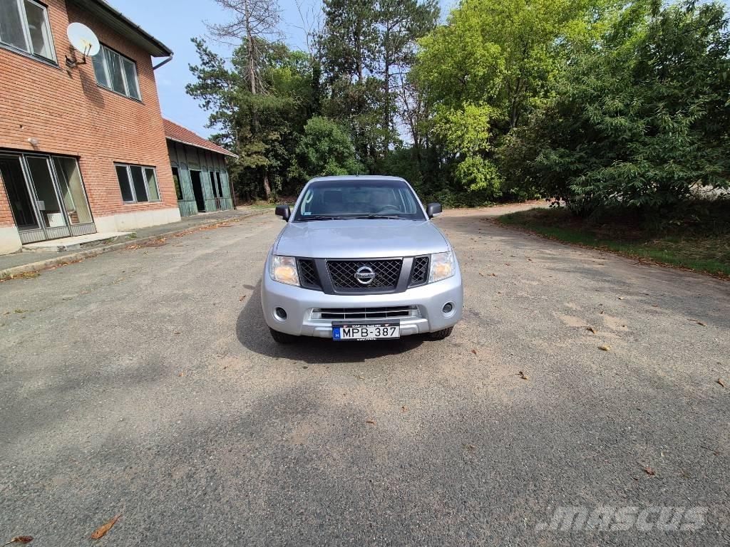 Nissan Navara Пикапи