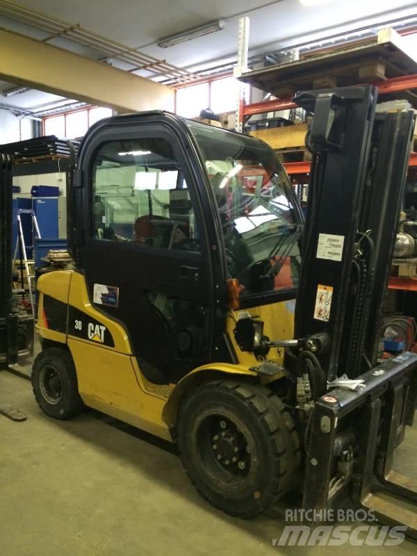 CAT DP30N Дизелови камиони