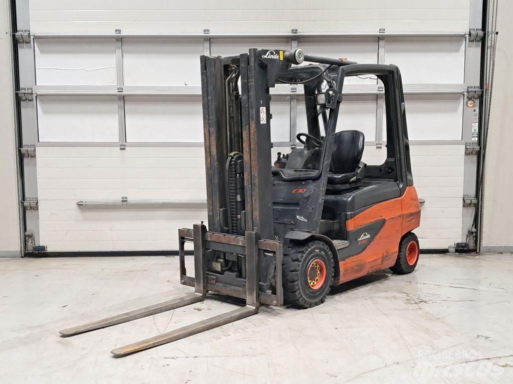 Linde E30-01 Електрически вилични кари-повдигачи