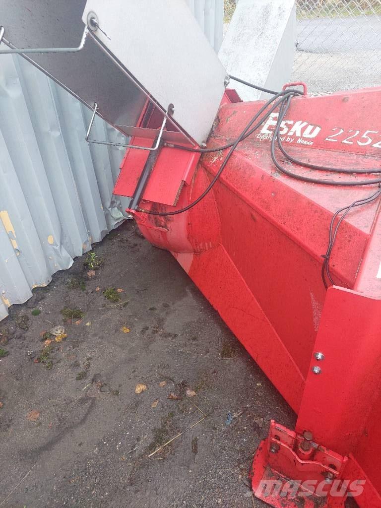 Esko 2252 H Снегохвъргачки
