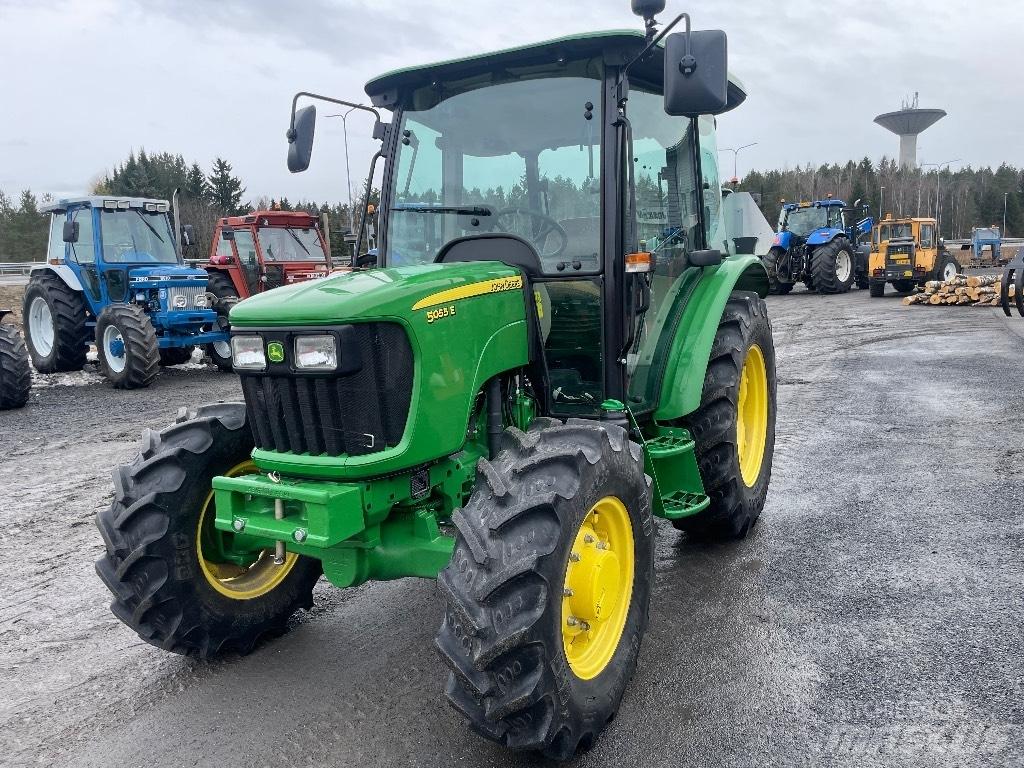 John Deere 5055 E Трактори