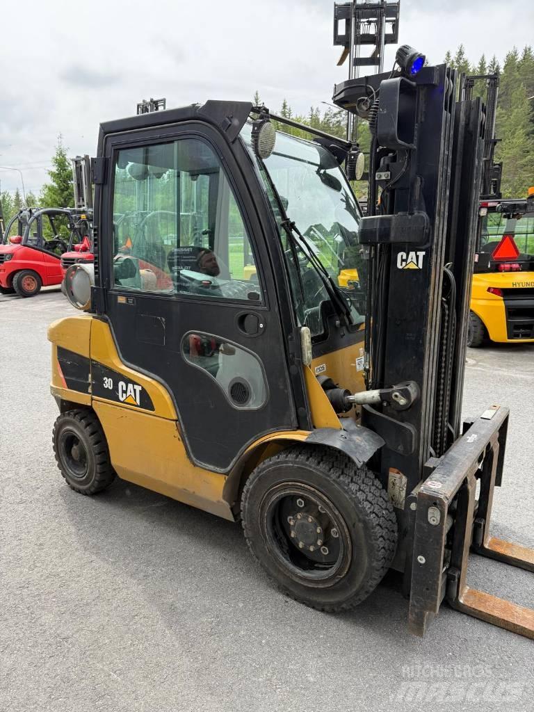 CAT GP 30 N Камиони с АГУ