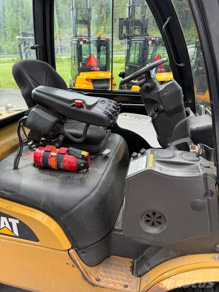 CAT GP 30 N Камиони с АГУ
