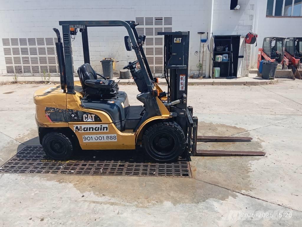 CAT DP 30 NT Дизелови камиони