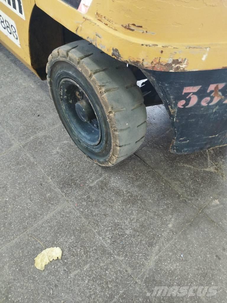 CAT DP 30 NT Дизелови камиони