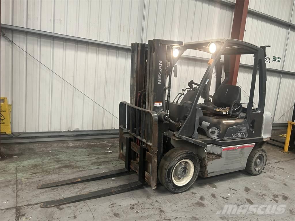 Nissan Y1D2A25Q Дизелови камиони