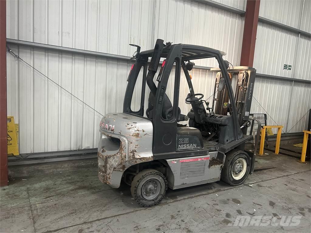 Nissan Y1D2A25Q Дизелови камиони