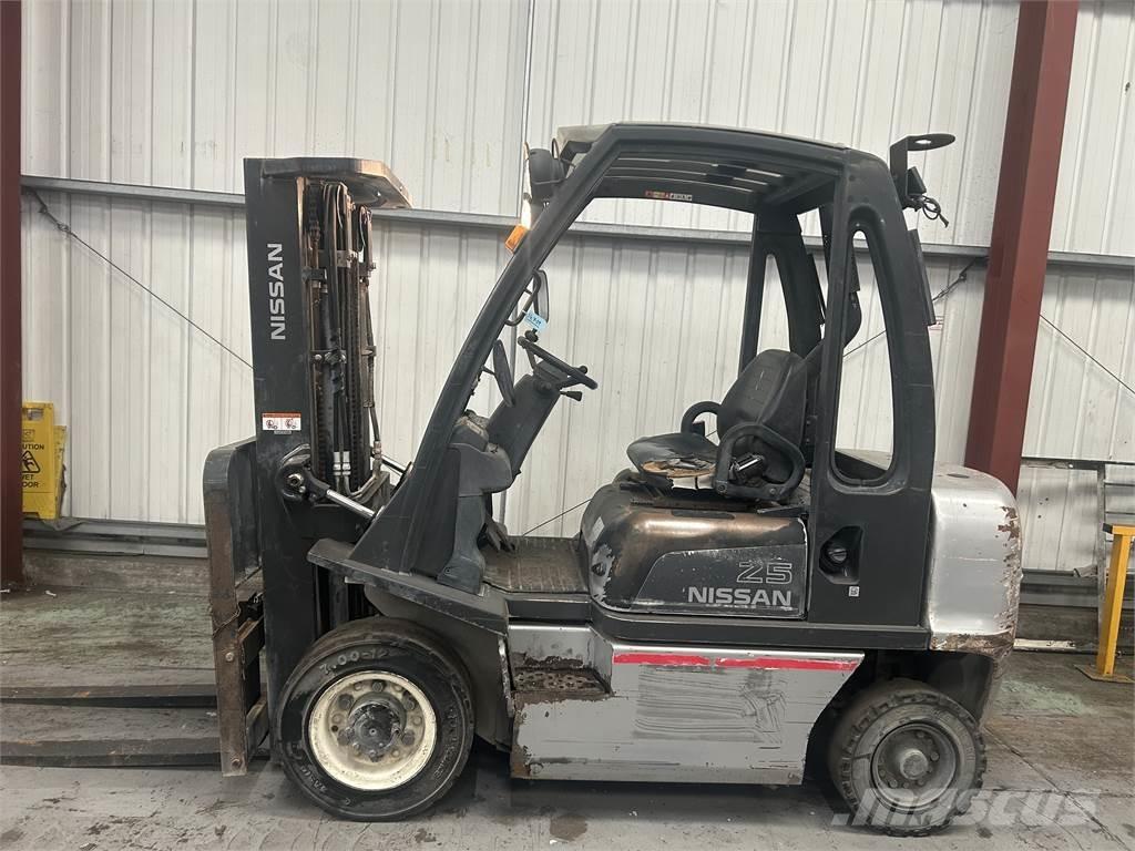Nissan Y1D2A25Q Дизелови камиони