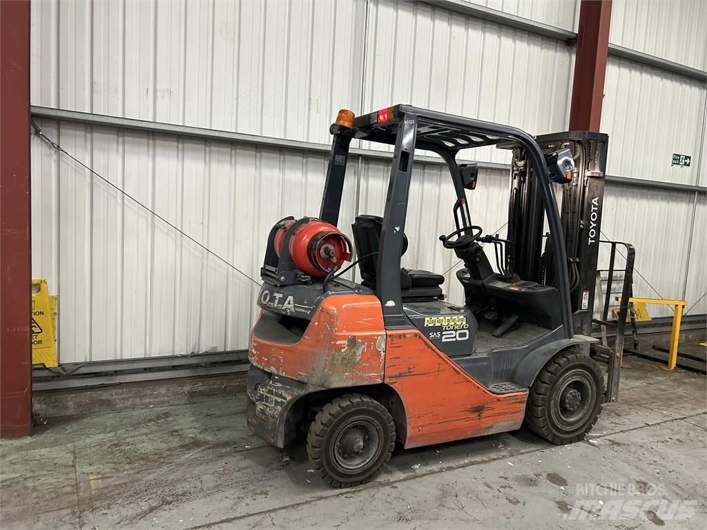 Toyota 02-8FGF20 Камиони с АГУ