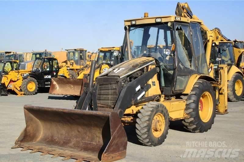 CAT 424D Товарач със заден ексватор