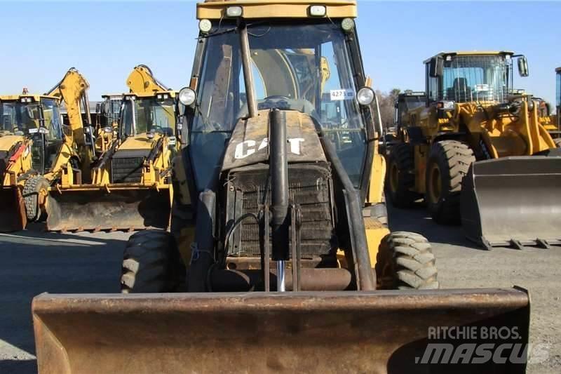 CAT 424D Товарач със заден ексватор