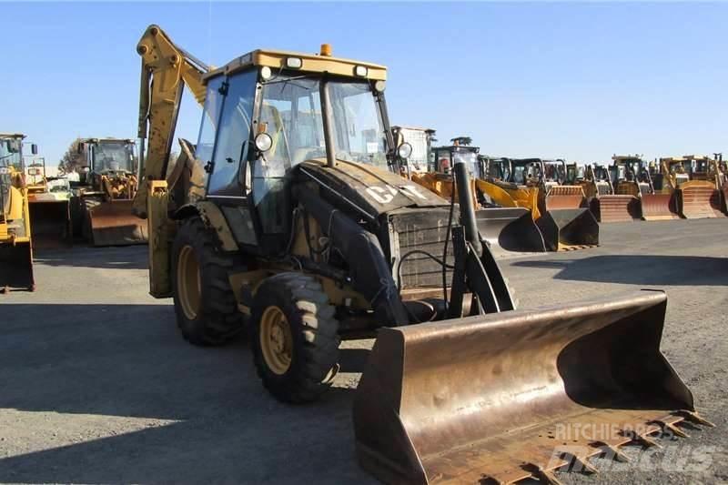 CAT 424D Товарач със заден ексватор