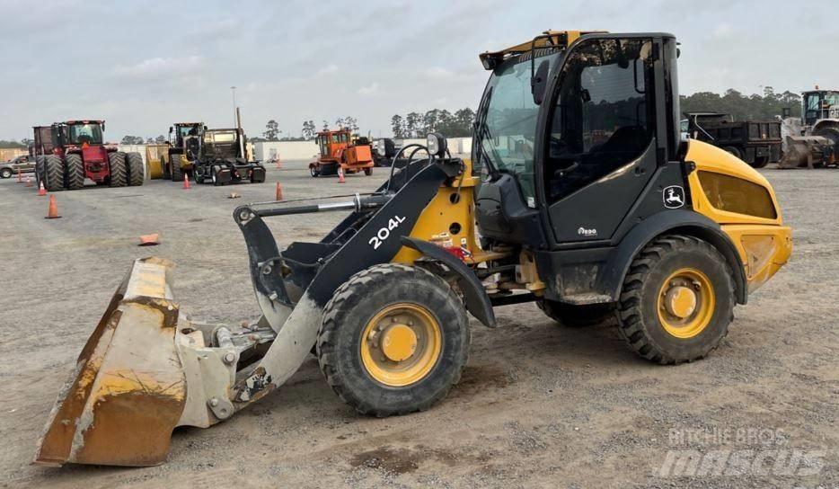 John Deere 204L Колесни товарачи