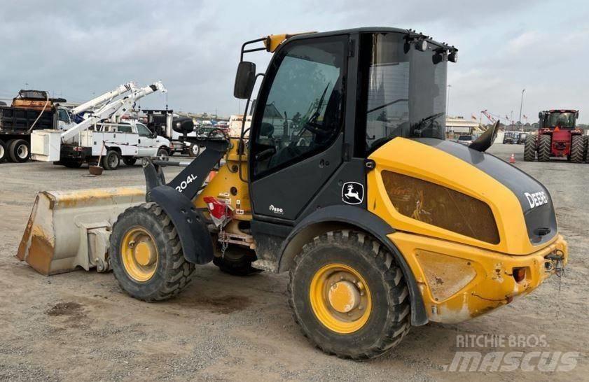 John Deere 204L Колесни товарачи