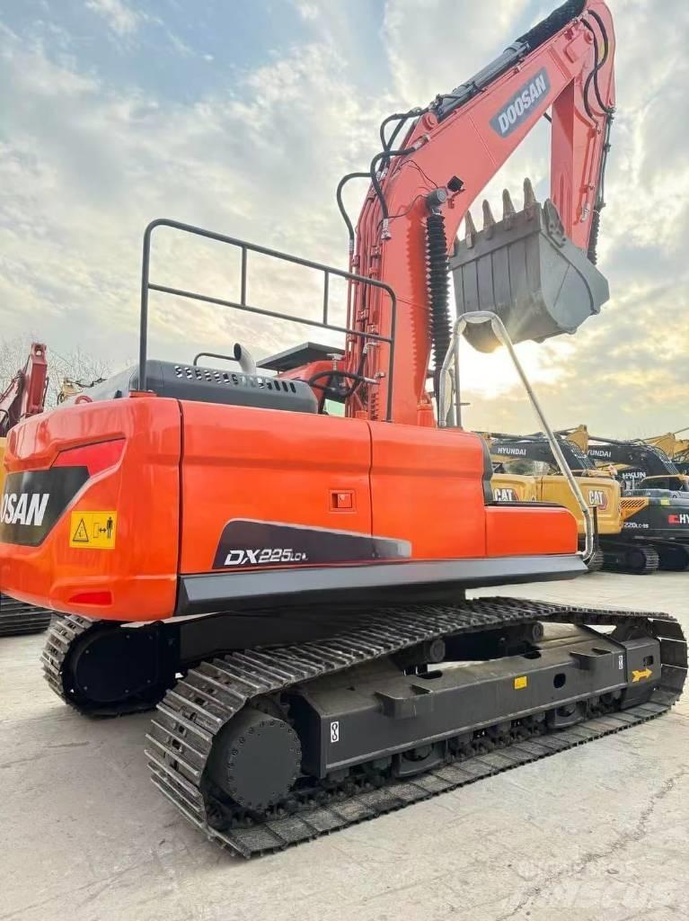 Doosan DX 225 LCA Средни екскаватори 7т - 12т