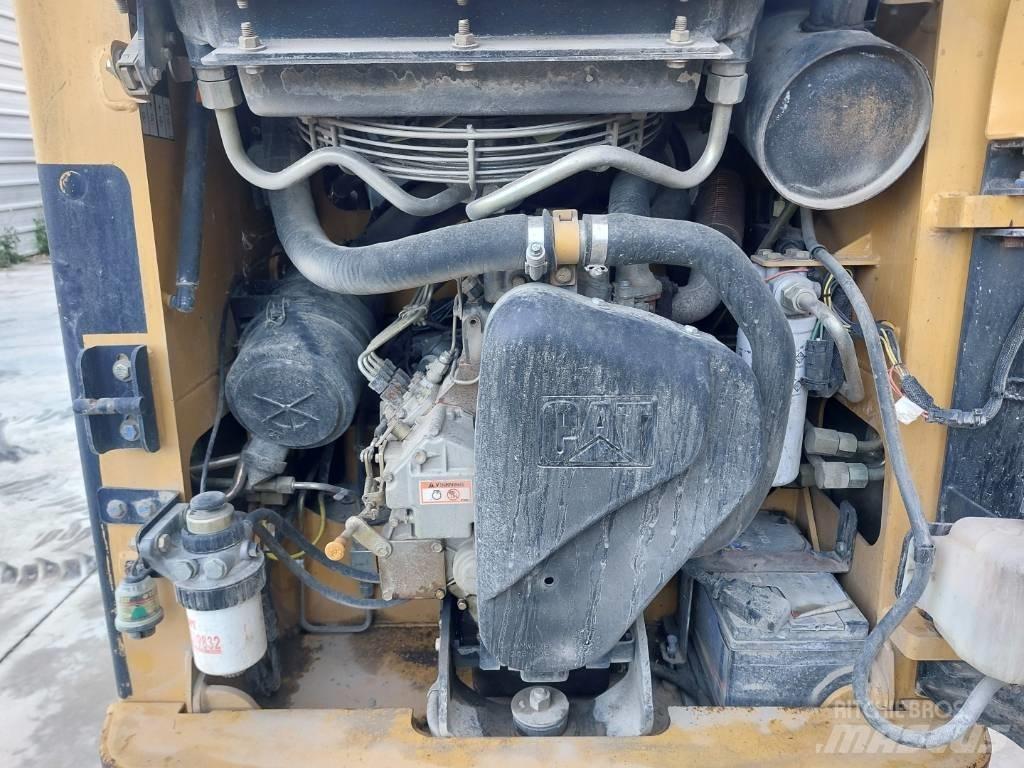 CAT 216 Мини товарачи
