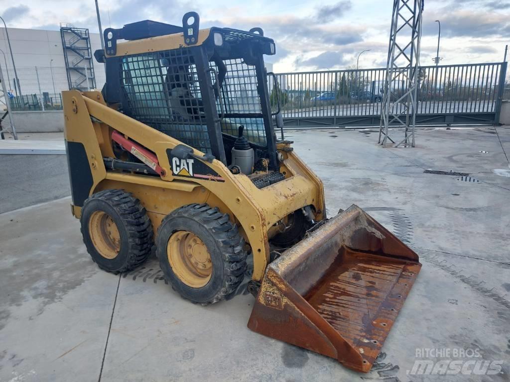 CAT 216 Мини товарачи
