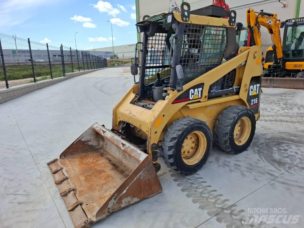CAT 216 Мини товарачи
