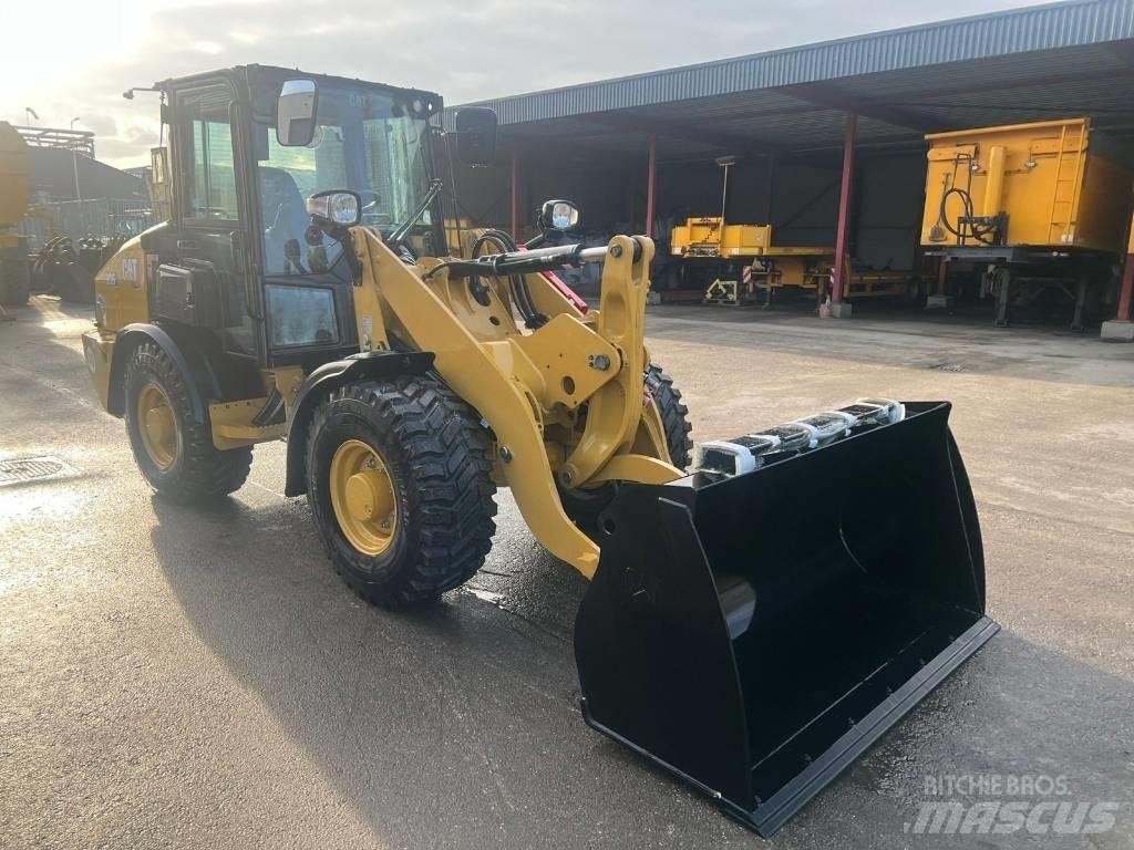 CAT 906 Колесни товарачи