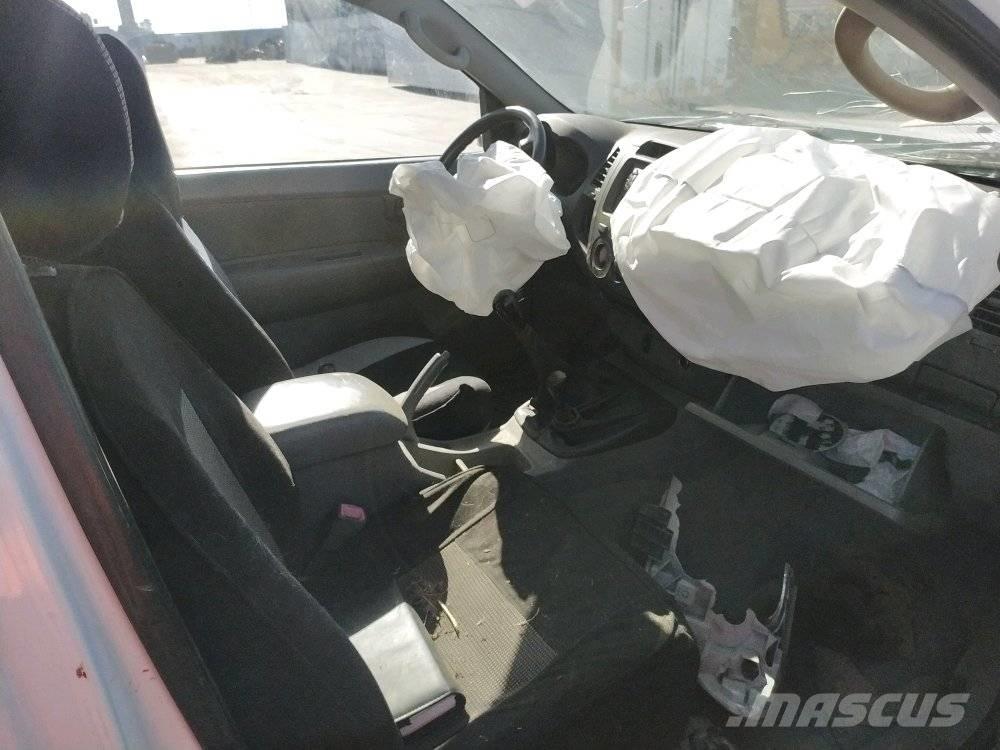 Toyota Hilux 4 Пикапи