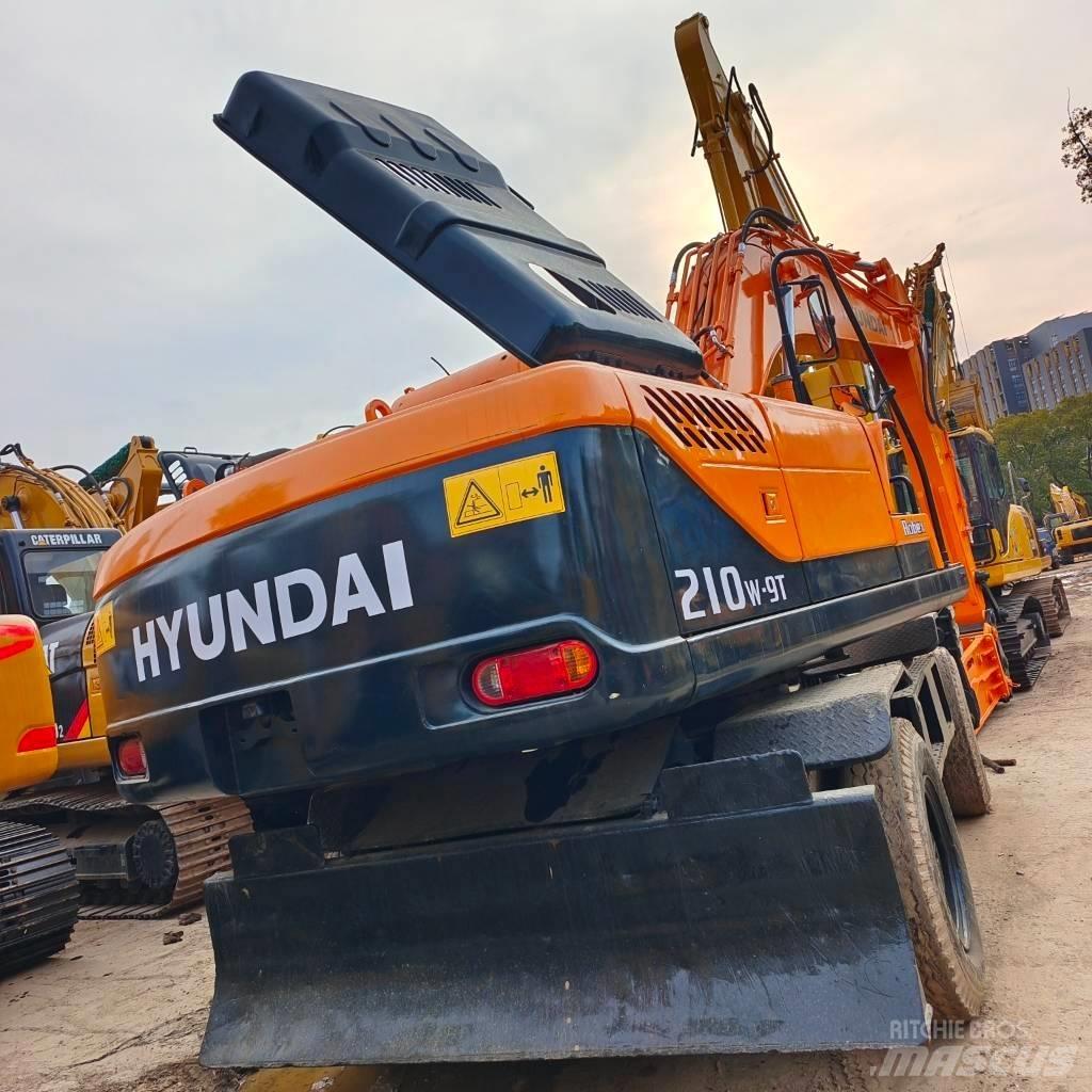 Hyundai 210W-9 Колесни екскаватори