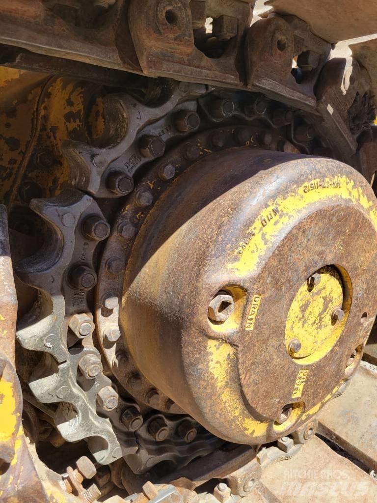 Komatsu D65EX-15 Верижни булдозери
